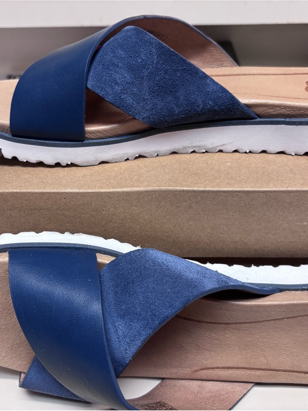 UGG W Kari Slide Sandals in Dark Blue and Tan